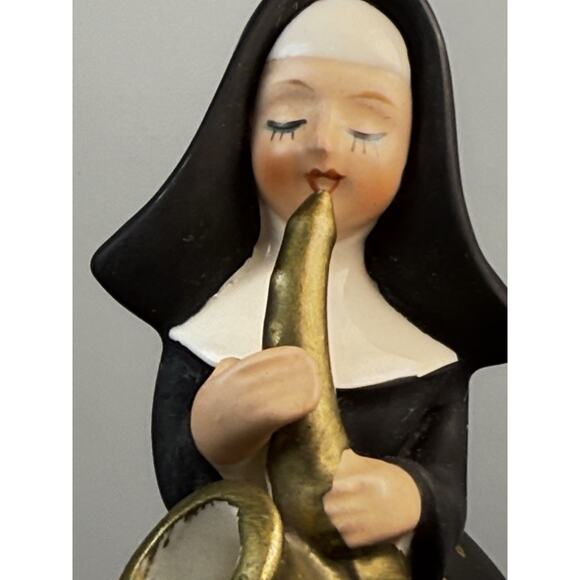 Napcoware Nun Playing Saxophone Figurine 7129 Made in Taiwan Black Habit VTG - Picture 6 of 6